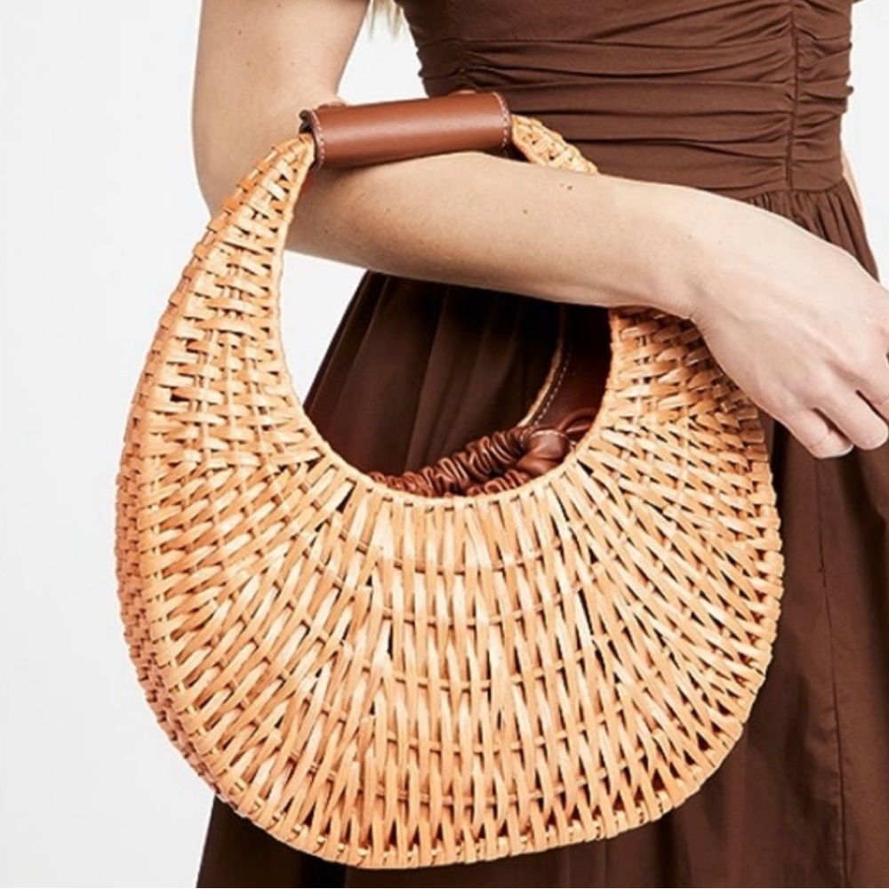 Ramla Ocean half moon bag 
Perfect summer bag 100% Raffia100% Vegan Leather